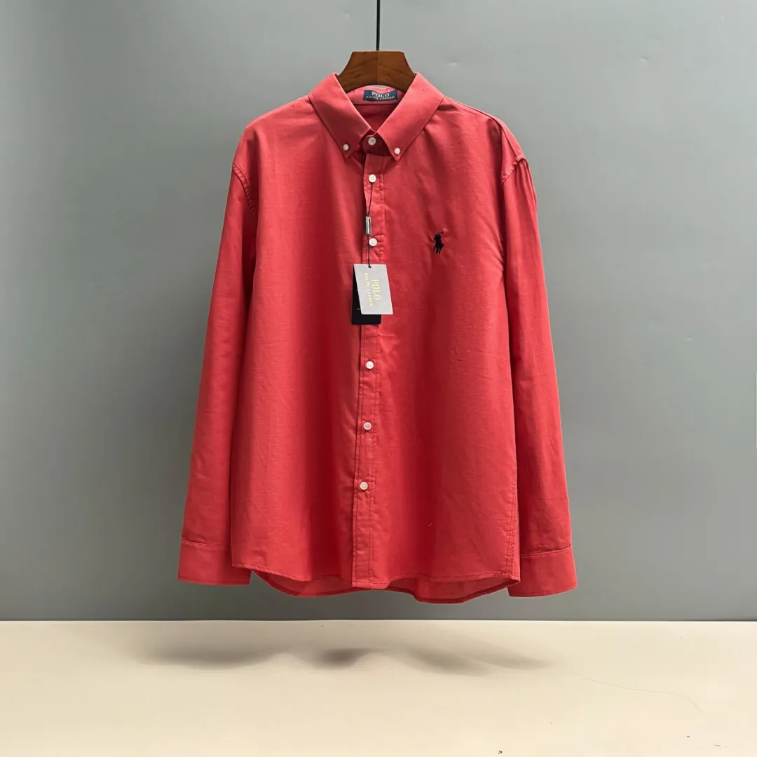 P210 Ralph Lauren/Ralph Lauren early autumn linen embroidered shirt is made of customized natural plant fiber linen fabric with unique bamboo texture and has a simple and simple beauty. It has a loose fit and a three-dimensional upper body. The lines are smooth and natural. From the shoulder line to the waist line and then to the hem, the line transition is smooth. There are no unnecessary folds or accumulations. The whole body is neat and stretched. The chest is embellished with the iconic pony embroidery. It is simple but highly recognizable. The embroidery thread has a natural color transition and the stitches are even and uniform in size. The stitches can also connect naturally and the lines are smooth and not stiff. Size: S M L XL
